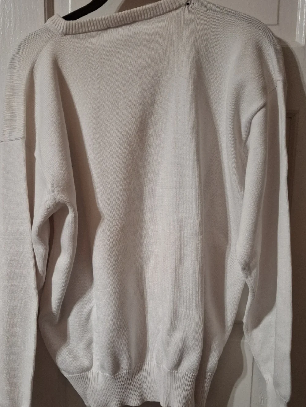 Men's White Crewneck Sweater with Embroidered Crest (Mis164)